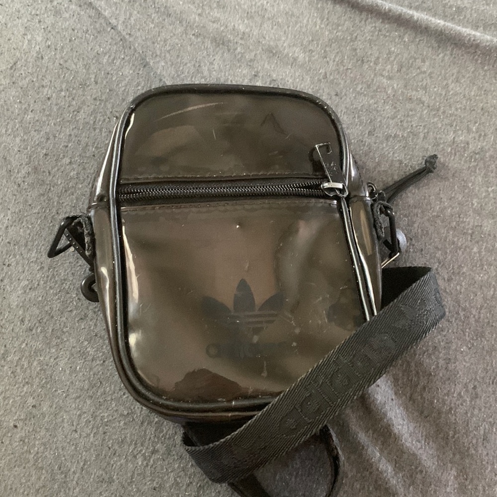 Im selling A gently used Adidas pouch